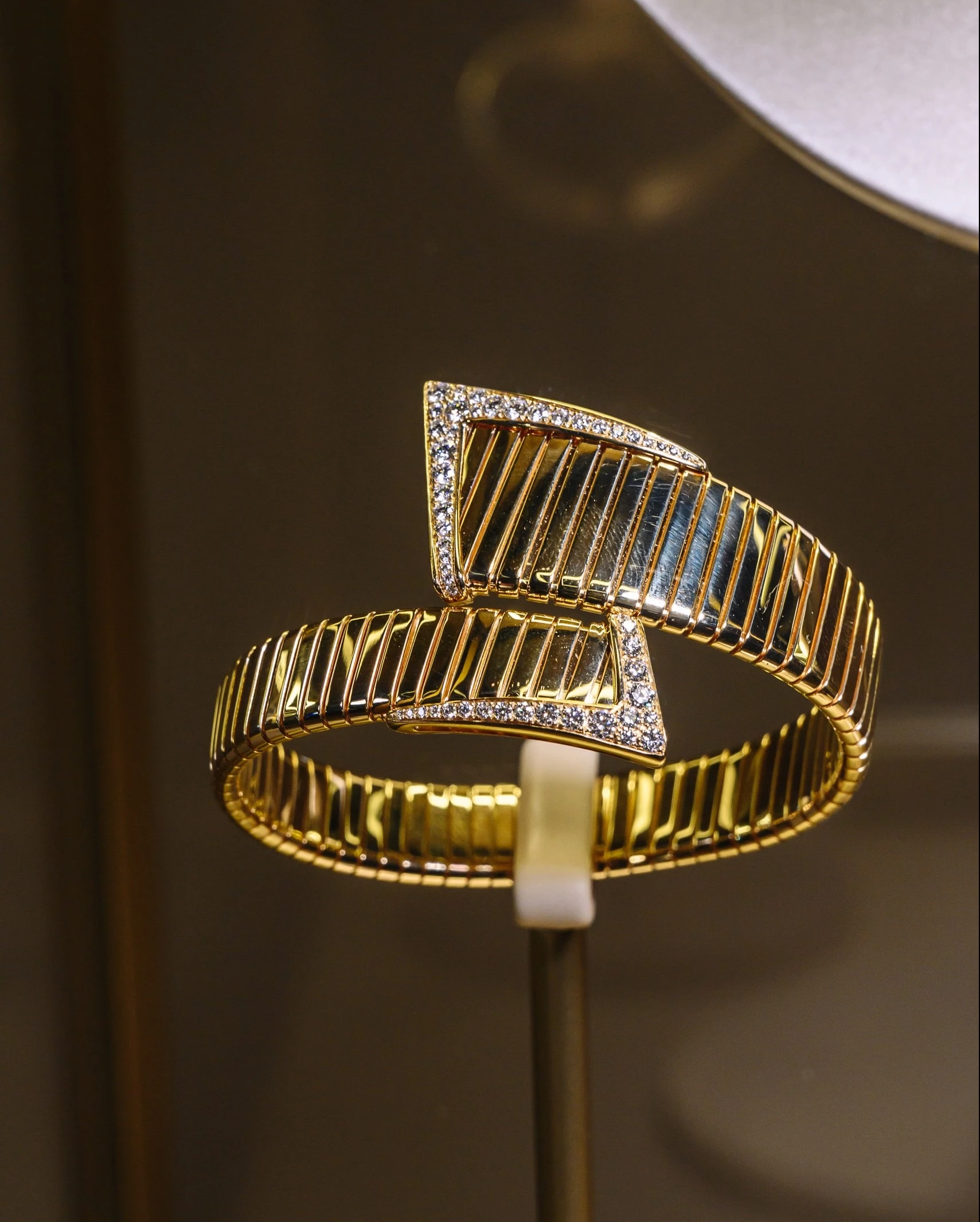 Браслет Tubogas Classic, желтое золото, титан, бриллианты, Bvlgari | Архив пресс-службы