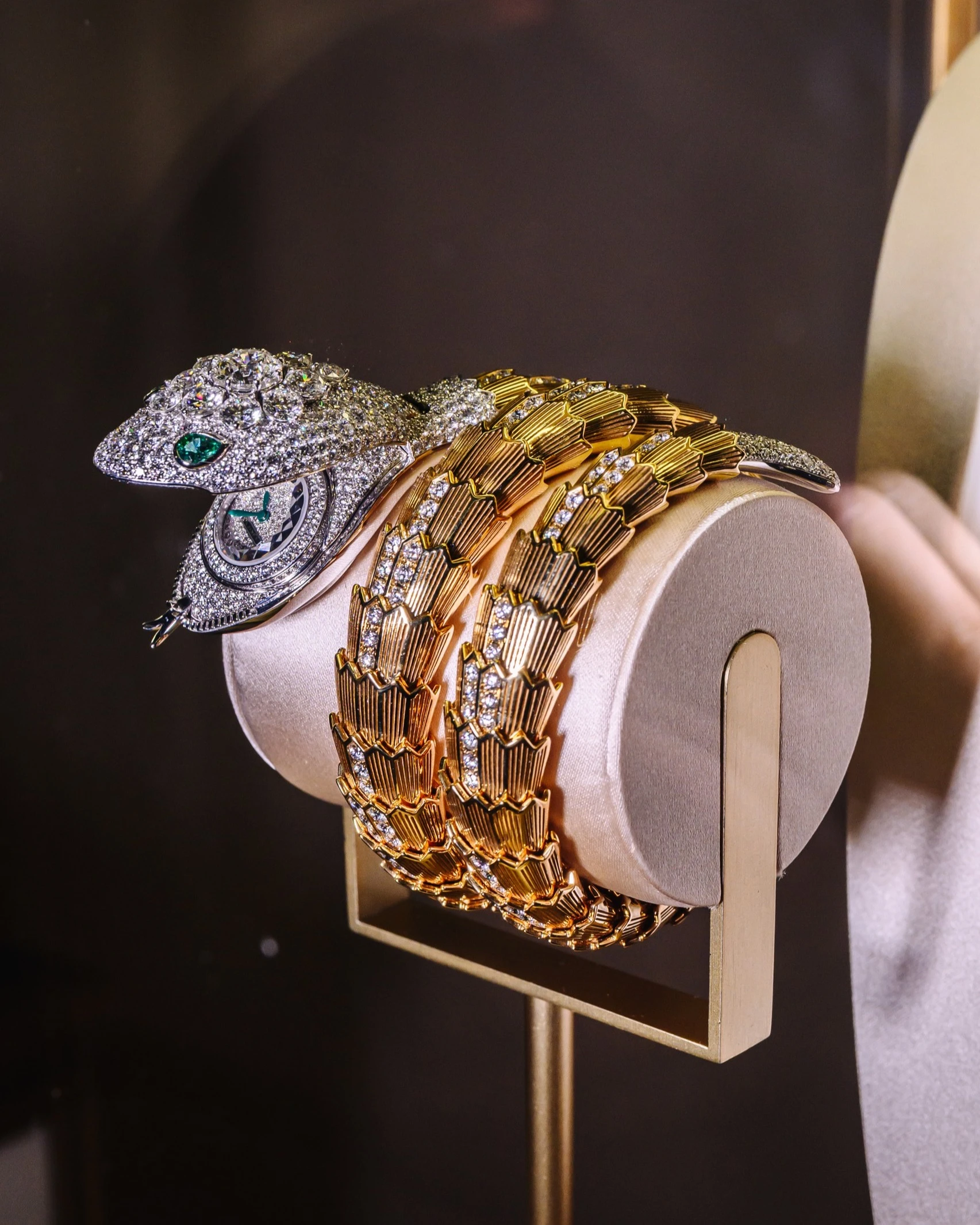 Браслет Serpenti, коллекция высокого ювелирного искусства, белое, желтое золото, бриллиантовое паве по циферблату, бриллианты, изумруды, миниатюрный механизм Piccolissimo, браслет в два витка, Bvlgari | Архив пресс-службы