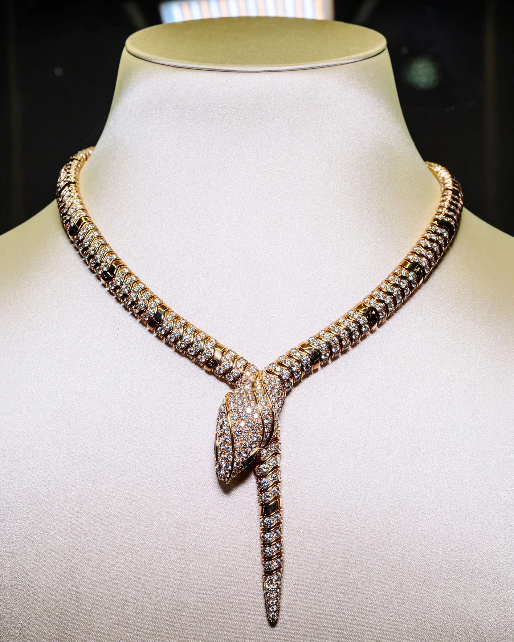 Колье Serpenti, коллекция высокого ювелирного искусства, розовое золото, изумруды, бриллианты совокупно около 30 карат, Bvlgari | Архив пресс-службы