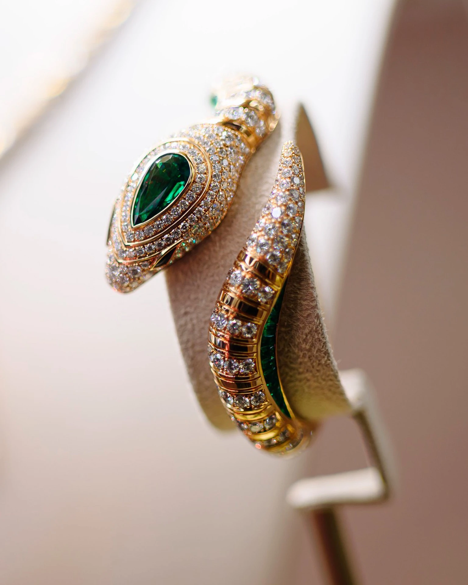 Уникальный браслет Serpenti, коллекция высокого ювелирного искусства, белое золото, титан, изумруд 4,34 карата, турмалин, бриллианты совокупно около 13 карат, Bvlgari | Архив пресс-службы