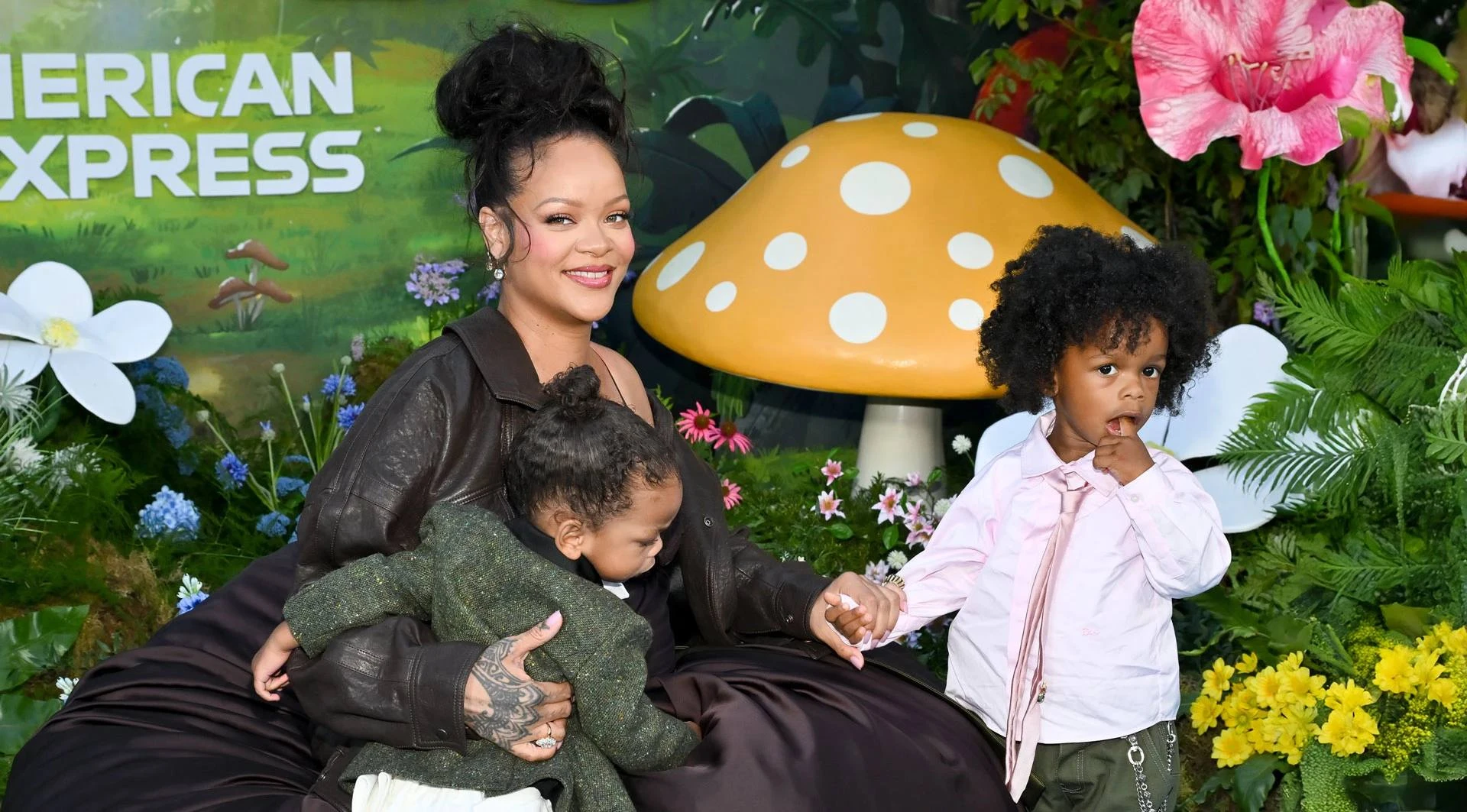 Рианна, Риза Ательстон Майерс и Райот Роуз Майерс | Getty Images