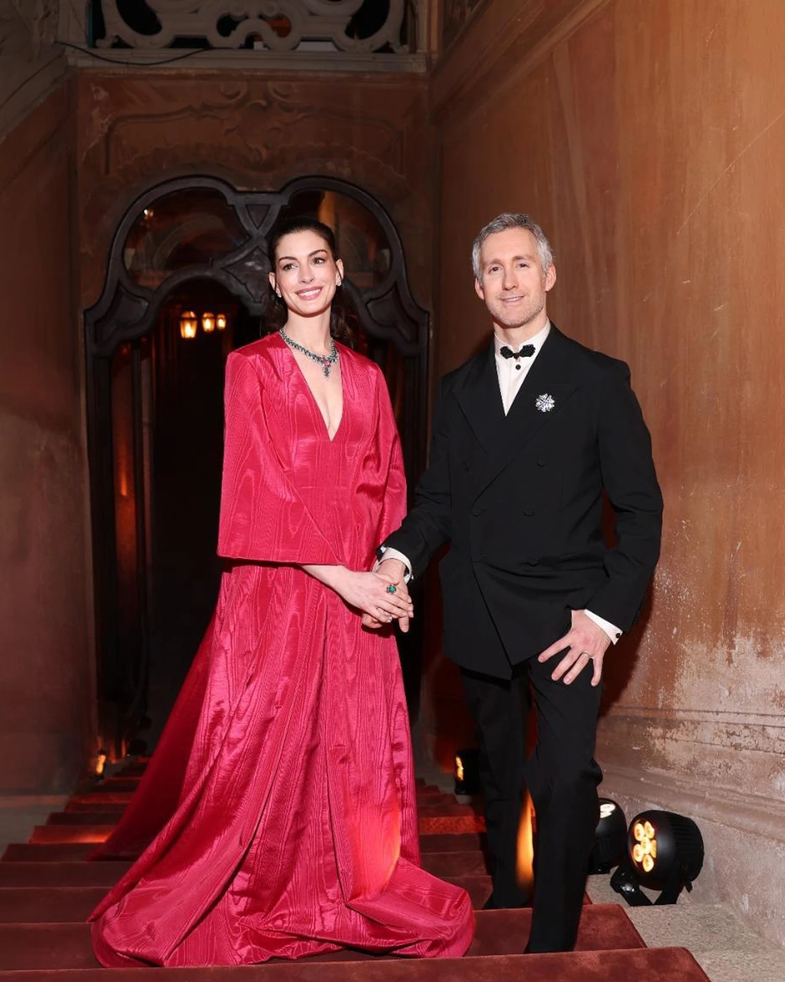 Энн Хэтэуэй и Адам Шульман посетили мероприятие Bvlgari Eclettica, посвященное ювелирным изделиям и часам класса люкс, в вилле Арконати 23 марта 2026 года в Боллате, Италия | Getty Images 