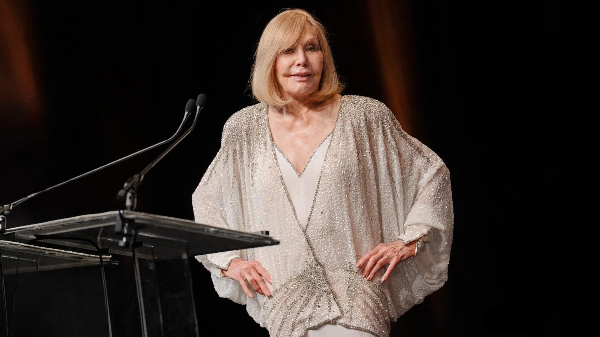 Ким Новак позирует после получения награды Icon Award за свою карьеру на 51-м Американском кинофестивале в Довиле 6 сентября 2025 года в Довиле, Франция | Getty Images