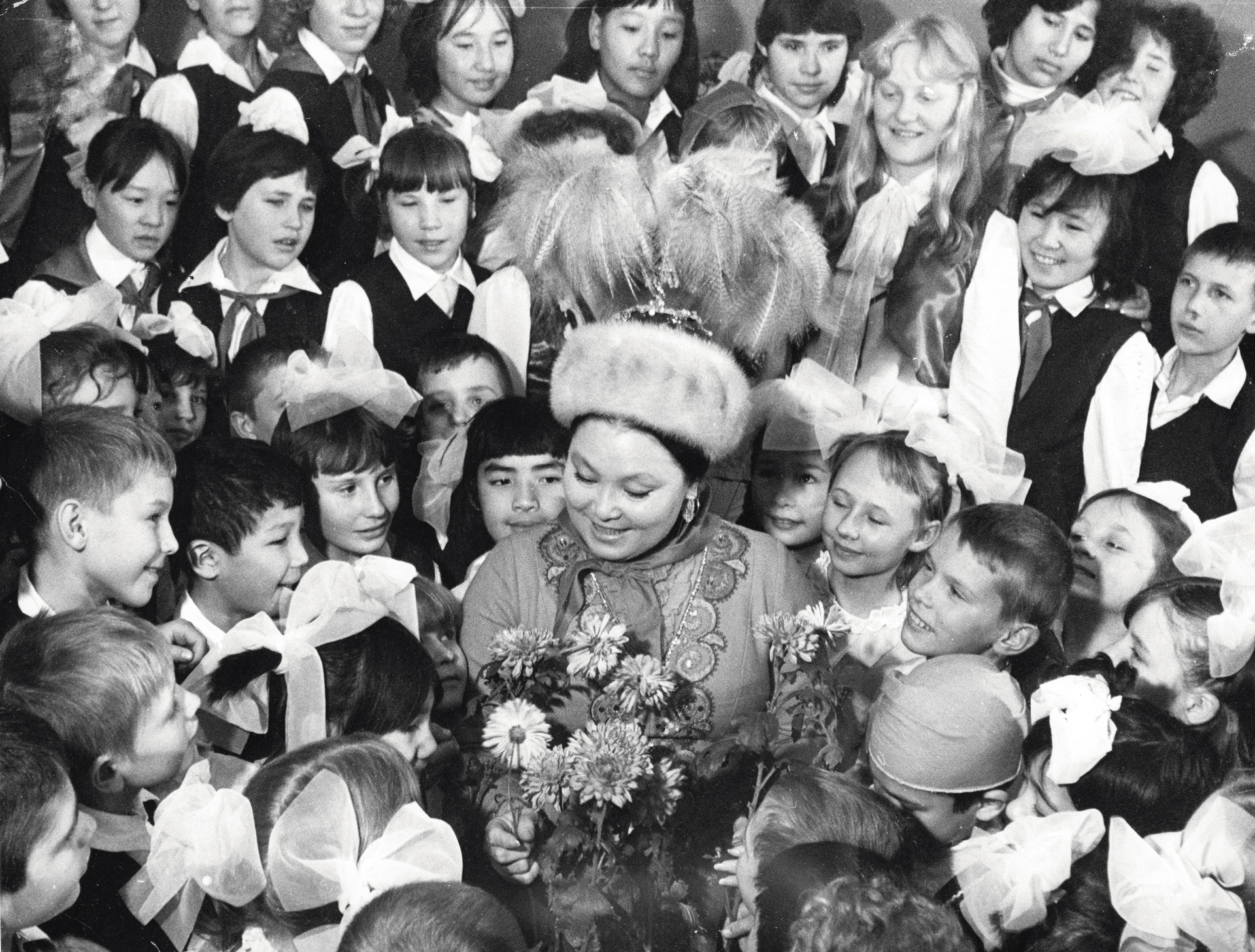 Роза Багланова и пионеры, 1985 год | РГУ «Центральный Государственный Архив кино-фотодокументов и звукозаписи» МКИИ РК