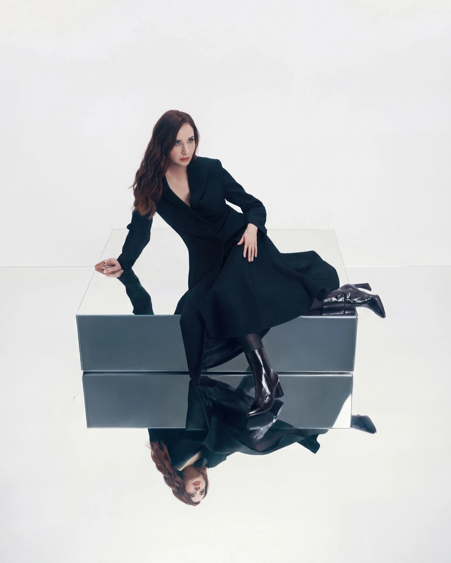 Данна Карагусова | Пальто, ботильоны и кольцо Fendi | Фотограф: Данил Ярощук