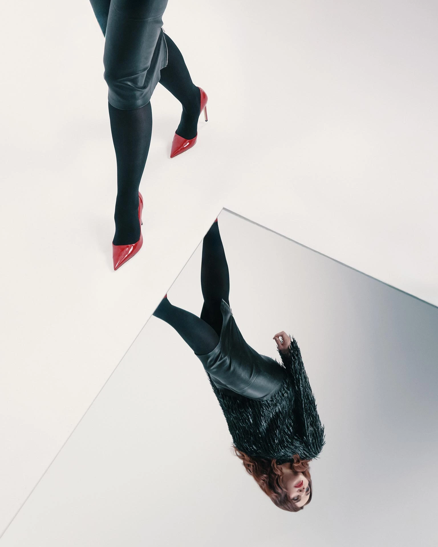 Данна Карагусова | Кожаный жакет и юбка 1972 Desa, туфли Jimmy Choo | Фотограф: Данил Ярощук